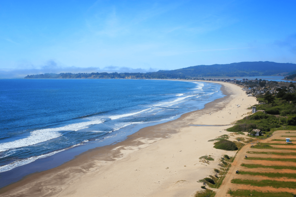 Stinson Beach is a fun spot located in northern California on the Pacific coast, just a quick drive from the Golden Gate Bridge. 