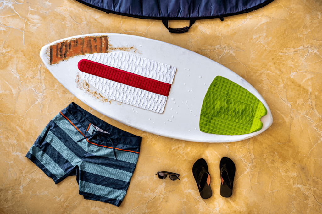 Create a high traction deck with traction or grip pads that let you see where your feet go and provide a good grip to keep you on your skimboard, while arch pads make the board comfortable for your feet arches.